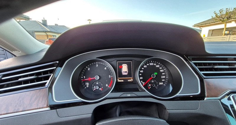Volkswagen Passat cena 79990 przebieg: 196200, rok produkcji 2016 z Sieradz małe 211